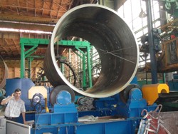 Сварочный роликовый вращатель HGKF-600 с системой компенсации смещения обечайки (антидрифт) (приводная секция) в цехе завода Пензхиммаш
