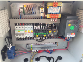 Шкаф управления сварочного позиционера HJ-S600. Используются силовые электрические компоненты и частотный преобразователь фирмы Schneider Electric
