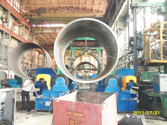Сварочные роликовые вращатели грузподъемностью 600 т с механизмом компенсации смещения обечайки, на одном из российских заводов.